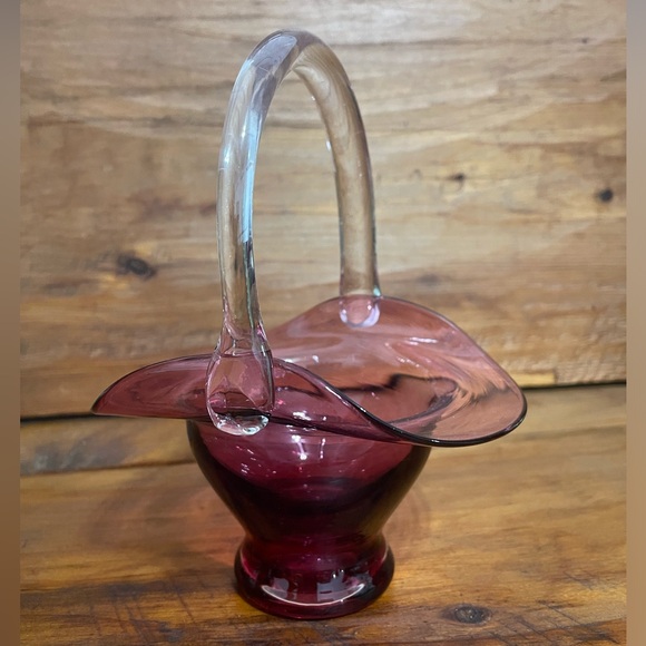 Vintage Pilgrim cranberry glass basket clear handle - Picture 3 of 5